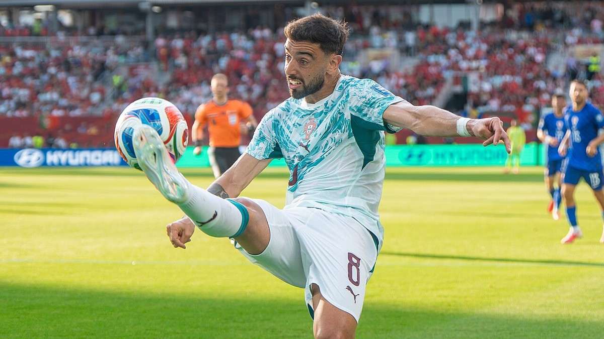 Bruno Fernandes (pictured for Portugal, July 2026) — the Manchester United captain questioned Michael Carrick's tactics after the 4-1 defeat at Como (illustrative photo)