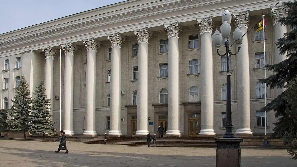 Kropyvnytskyi City Hall with Ukrainian flags — the regional capital hit by Russia's largest-ever drone attack on Kirovohrad