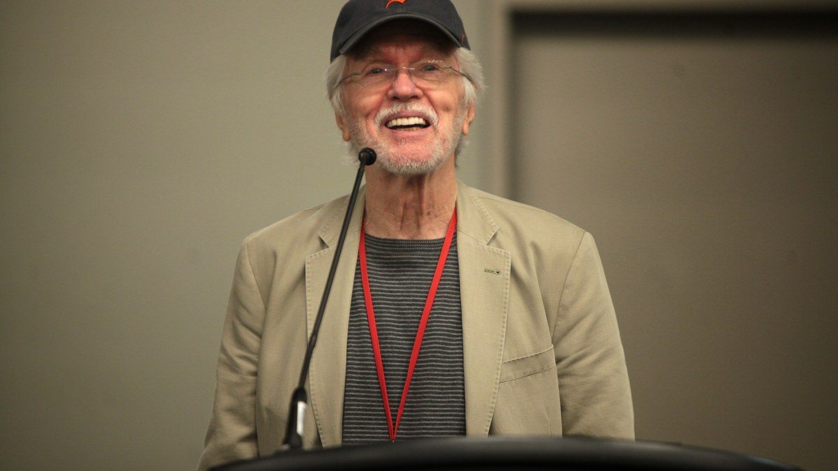 Tom Skerritt smiling at a panel event in 2014.