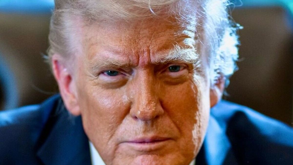 Official White House portrait of Donald Trump (June 2026).